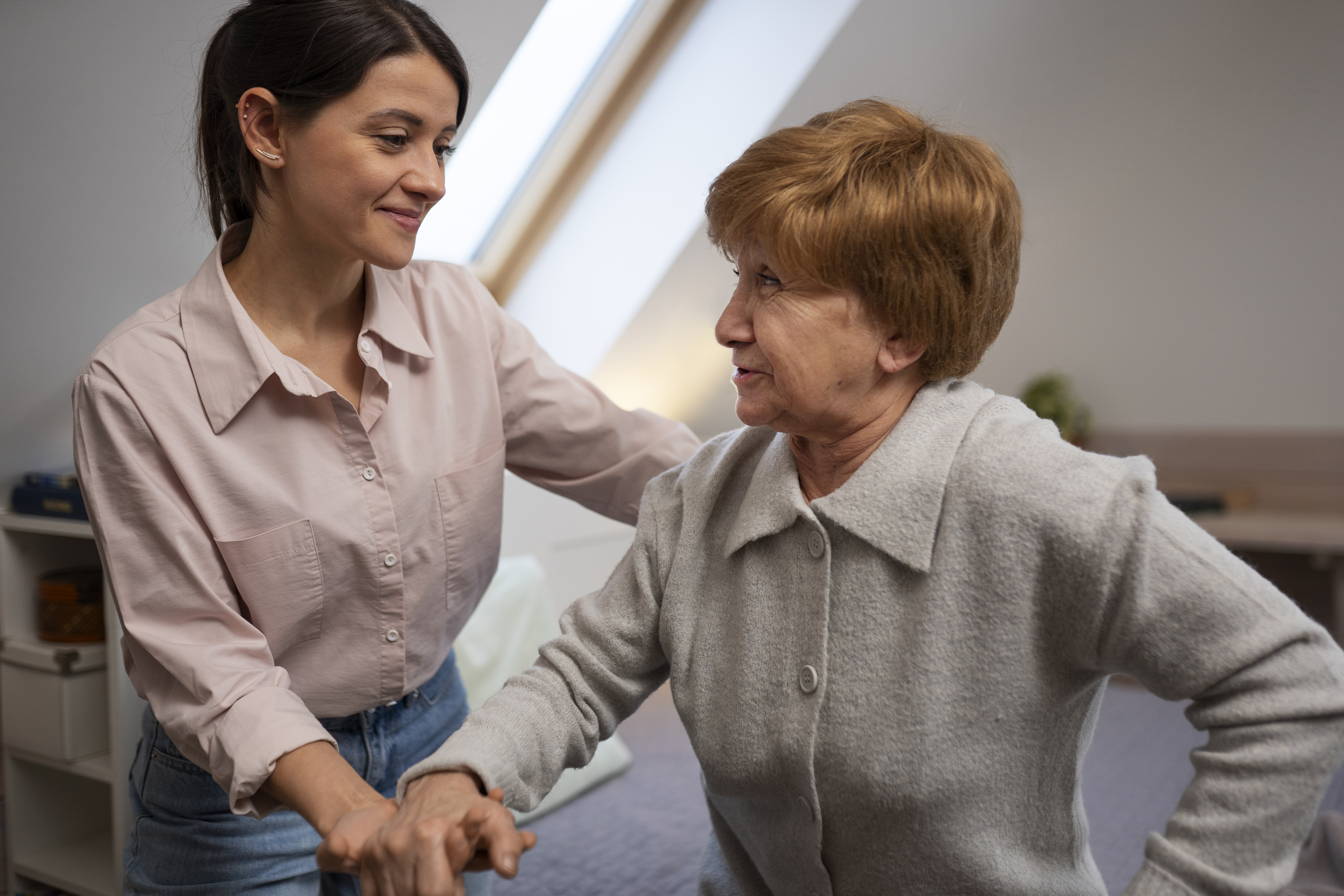 Betreuungskraft unterstützt Senior im Alltag