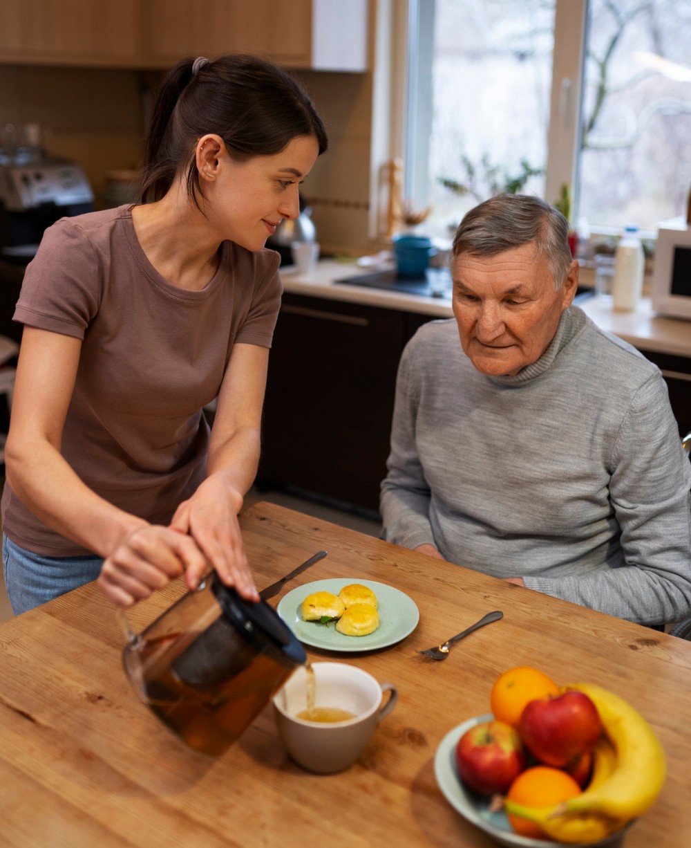 Betreuungskraft serviert Senior das Frühstück – Entlastung für pflegende Angehörige in Zürich
