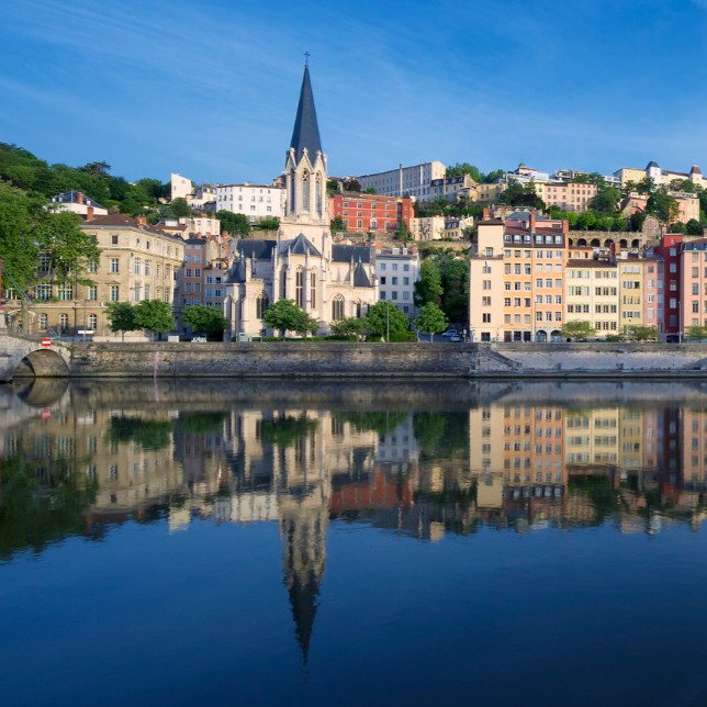 Stadtpanorama mit Kirche und Flussspiegelung – Seniorenbetreuung in Basel-Stadt und Basel-Landschaft